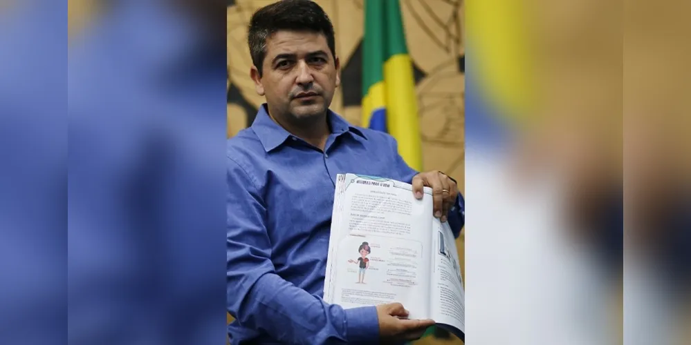 Vereador usou a tribuna para falar do caso; Estado diz que livro foi indicado pelo MEC