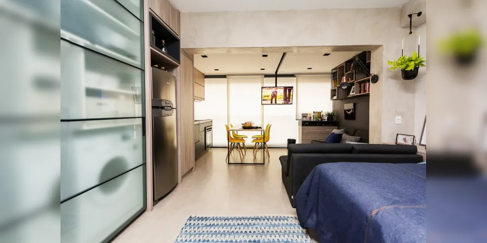 A integração com a varanda garantiu maior amplitude visual para o apartamento 