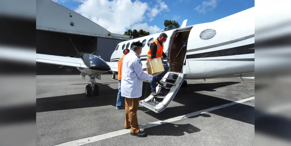 Uso de transporte aéreo apressa envio de materiais e de exames para o Lacen