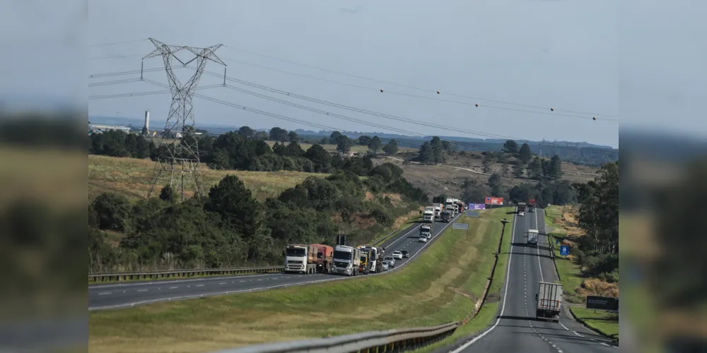 Na página do DER-PR existe uma lista de estabelecimentos comerciais em funcionamento no entorno das principais rodovias.