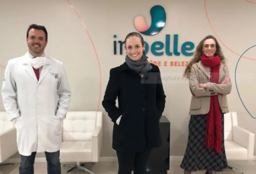 INPELLE – A Inpelle Saúde e Beleza sempre pensando nos seus fiéis pacientes, inova e procura oferecer os melhores profissionais. E pensando nisso, a Dra. Ana Carolina Deitos, conceituada profissional da Geriatria integra o quadro de renomados nomes da Inpelle. No registro, o médico Franck Bobato, Ana Carolina Deitos e a fisioterapeuta Valeska Bobato