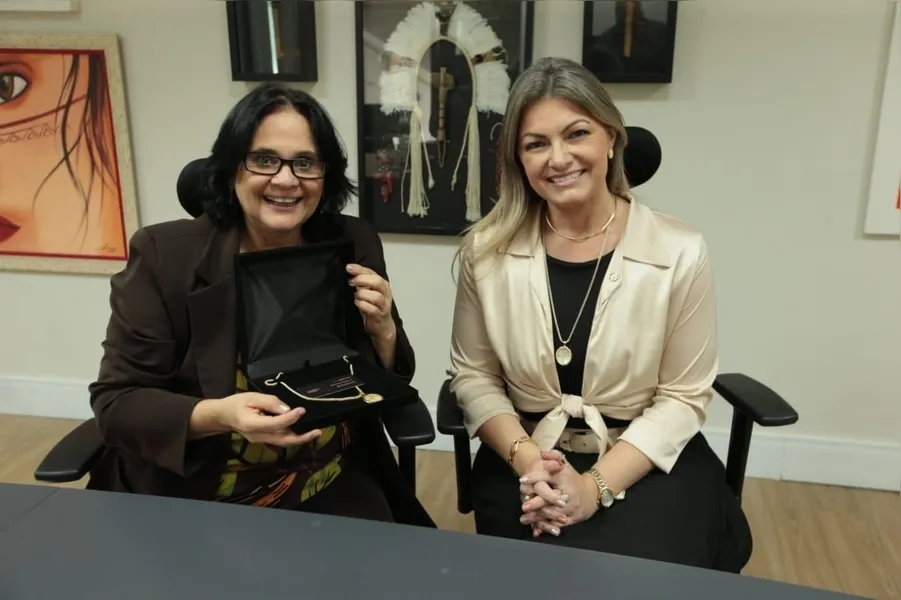 REGISTRO – No registro especial, a deputada federal Aline Sleutjes, esteve recentemente com a ministra da Família, da Mulher e dos Direitos Humanos, Damares Alves, em Brasília. A ministra no encontro recebeu um colar com temática da fé enviado pela grife Mariza Kiers, da Mariza Kiers Concept, marca de conceituados acessórios da nossa cidade