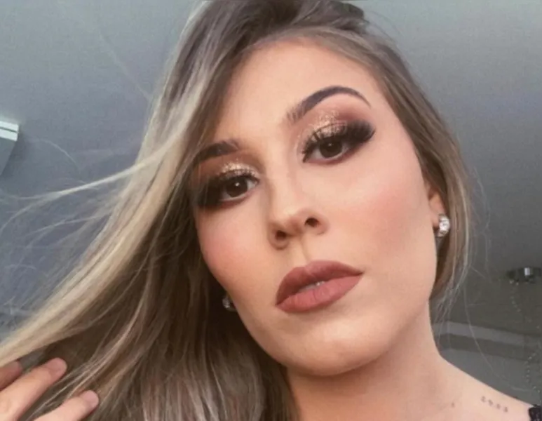 BDAY - Paula Marochi reserva o dia de hoje (2), para receber os cumprimentos pela chegada de seu aniversário. Paula vem se destacando com seu trabalho como maquiadora profissional, integrando o time de competentes profissionais do salão Menina Bonita. Da coluna RC os votos de alegrias e sucesso