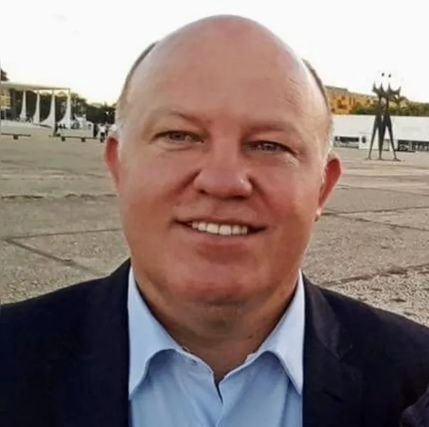 TROCA DE IDADE - O Diretor Administrativo e financeiro da Paraná Previdência José Elizeu Chociai receberá as felicitações pela passagem de seu aniversário nesta quarta-feira (3). Da coluna RC os votos de alegrias e sucesso