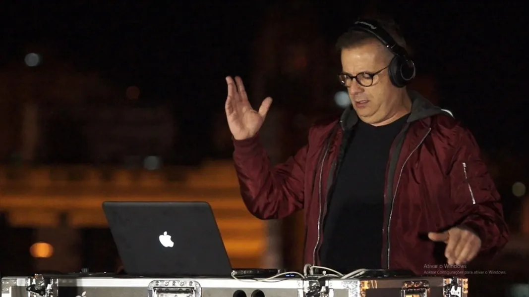LIVE – No último domingo (31), o badalado DJ Mauricio Cury participou da Live Solidária do Sindicato dos Servidores Municipais (SindServ). Mauricio embalou milhares de expectadores com suas produções, contando com uma vista privilegiada da nossa cidade como cenário. A excepcional captação de imagens e produção ficou a cargo da HRC Digital Produções, no comando de Helio Crepaldi, que com certeza valorizou ainda mais este momento