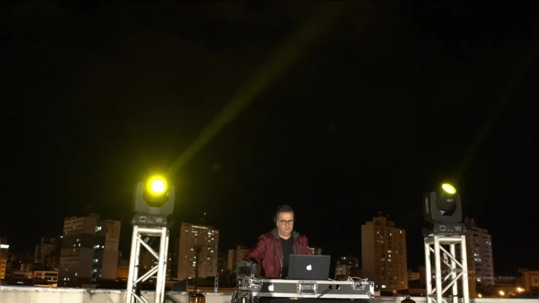 LIVE – No último domingo (31), o badalado DJ Mauricio Cury participou da Live Solidária do Sindicato dos Servidores Municipais (SindServ). Mauricio embalou milhares de expectadores com suas produções, contando com uma vista privilegiada da nossa cidade como cenário. A excepcional captação de imagens e produção ficou a cargo da HRC Digital Produções, no comando de Helio Crepaldi, que com certeza valorizou ainda mais este momento