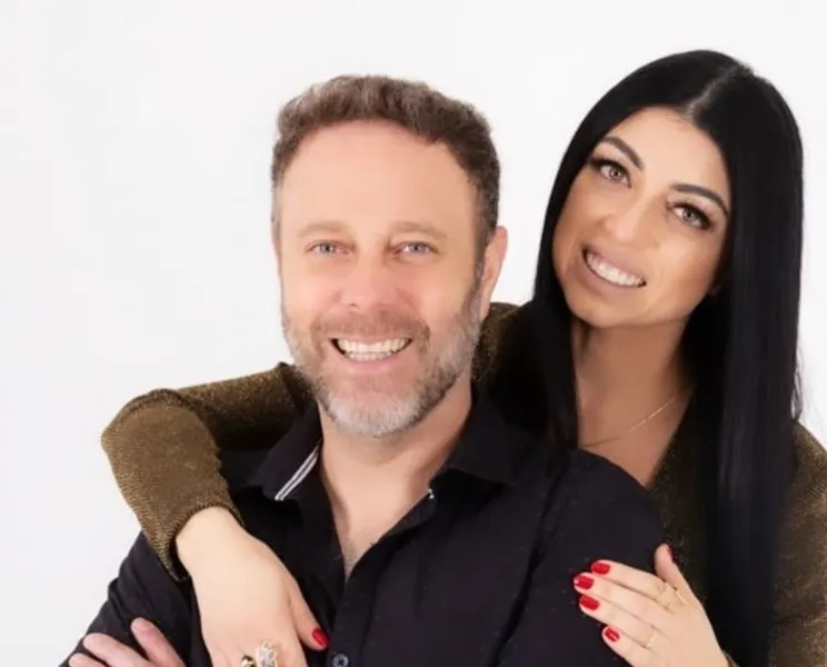 FELICITAÇÕES - Hélio Cezar Ferreira será muito cumprimentado pela passagem de seu aniversário nesta quinta-feira (4). Hélio que vem no comando no conceituado salão Arts Hair Cabeleireiros, trará um novo espaço em breve para suas fiéis clientes. No registro, Hélio e sua esposa Vanessa de Morais Ferreira. Da coluna RC os votos de alegrias e prosperidade