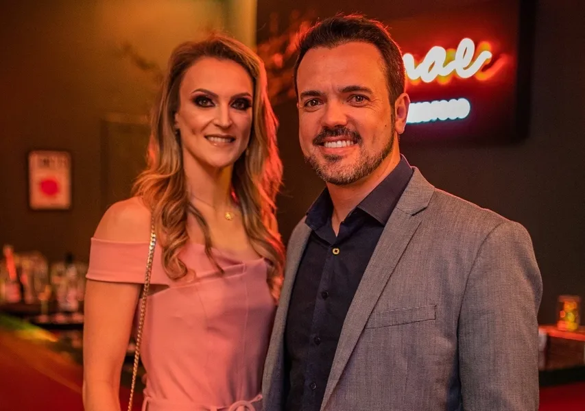 AMOR - Franck e Valeska Bobato na última sexta-feira (5) brindaram seus 16 anos de união e cumplicidade. O casal além de uma relação bem sucedida, tendo como fruto, a linda e doce Maria Clara, é também destaque na vida profissional. Da coluna RC os votos de uma união regada por muito amor e realizações