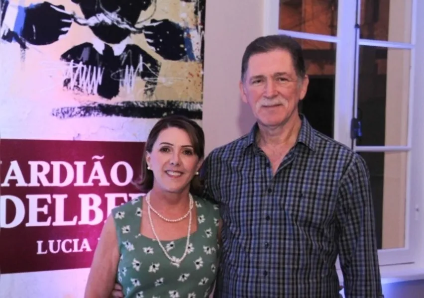 BODAS – Lucia e Reginaldo do Valle comemoraram na última sexta-feira (5), seus 39 anos de casados, bodas de mármore. O mármore é um material belo, resistente e valioso, além de bastante desejado. Por isso, é o elemento perfeito para simbolizar os 39 anos de casados. O casal teve comemoração dupla este ano, com a chegada de sua neta Clara, filha do casal Eduardo e Maria Luiza do Valle. Da coluna RC os votos de alegrias e cumplicidade ao casal, que sigam sendo exemplo de amor incondicional a todos que os cercam