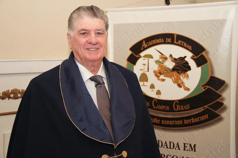 BRINDE A VIDA - O destacado empresário, ex-presidente e integrante da Academia de Letras dos Campos Gerais David Pilatti Montes será muito cumprimentado pela passagem de seu aniversário neste domingo (7). Da coluna RC os votos de realizações