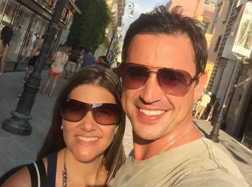 NOVO CICLO - A competente profissional da odontologia Patrícia Almeida Farhat recebeu na última segunda-feira (15) as felicitações pela passagem de seu aniversário. No registro Patrícia e seu marido Rodrigo Farhat. Da coluna RC os votos de prosperidade e sucesso