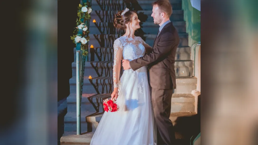 NOVO CICLO - O artista plástico Saulo Pfeiffer será muito cumprimentado pela passagem de seu aniversário neste sábado (27). Saulo vem se destacando como uma grande revelação das artes plásticas na região dos Campos Gerais, ganhando cada vez mais adeptos de sua arte. No registro, Saulo e sua esposa Fernanda Souza.  Da coluna RC os votos de prosperidade e sucesso