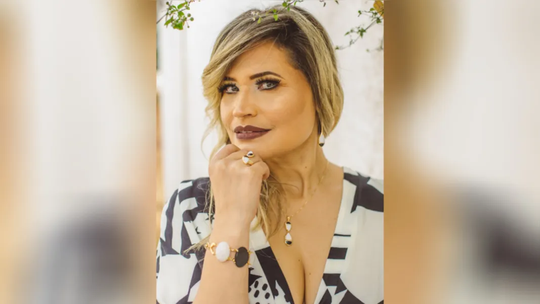 ELISÂNGELA JANUÁRIO - Nossa diva do mês é o tipo de mulher que traz na sua presença física um resumo de sua personalidade; linda, forte e vibrante, nossa convidada para o RC Entrevista do Mês é realizada na vida profissional e familiar