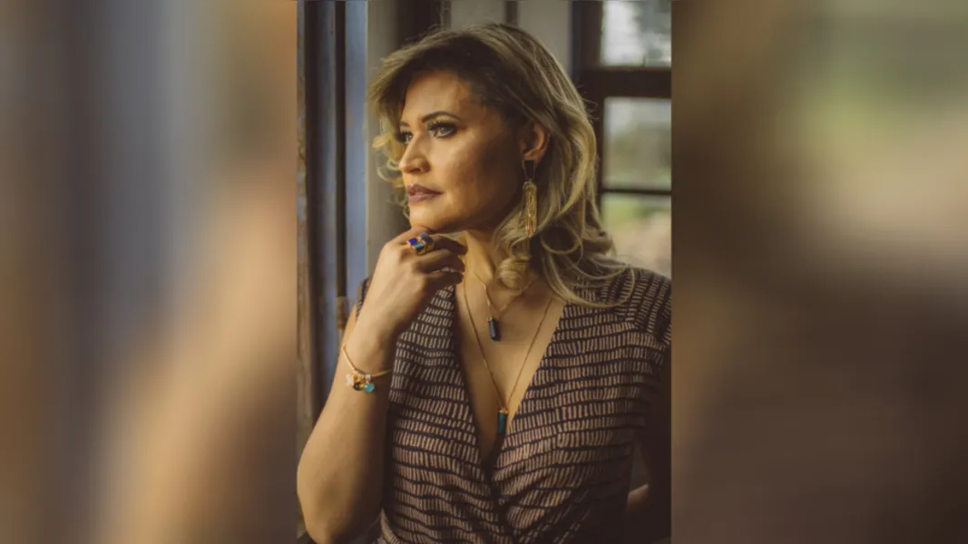 ELISÂNGELA JANUÁRIO - Nossa diva do mês é o tipo de mulher que traz na sua presença física um resumo de sua personalidade; linda, forte e vibrante, nossa convidada para o RC Entrevista do Mês é realizada na vida profissional e familiar