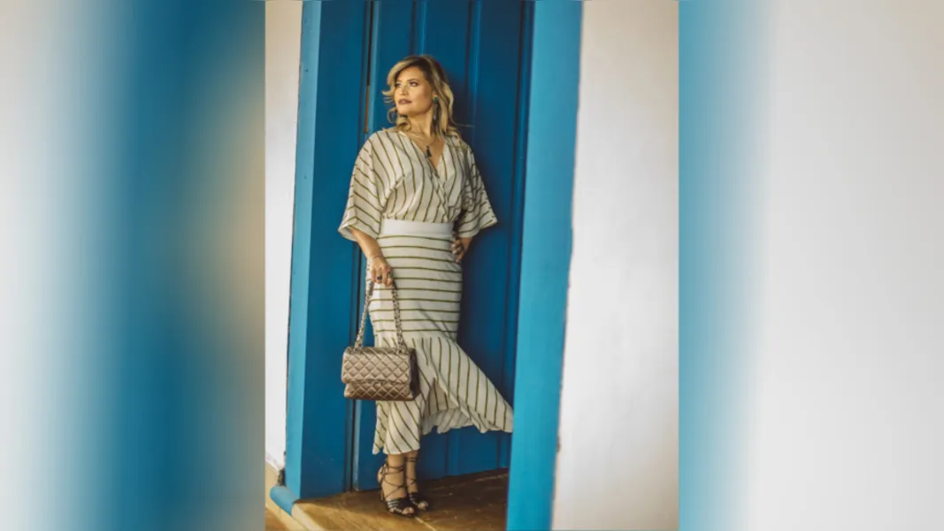 ELISÂNGELA JANUÁRIO - Nossa diva do mês é o tipo de mulher que traz na sua presença física um resumo de sua personalidade; linda, forte e vibrante, nossa convidada para o RC Entrevista do Mês é realizada na vida profissional e familiar