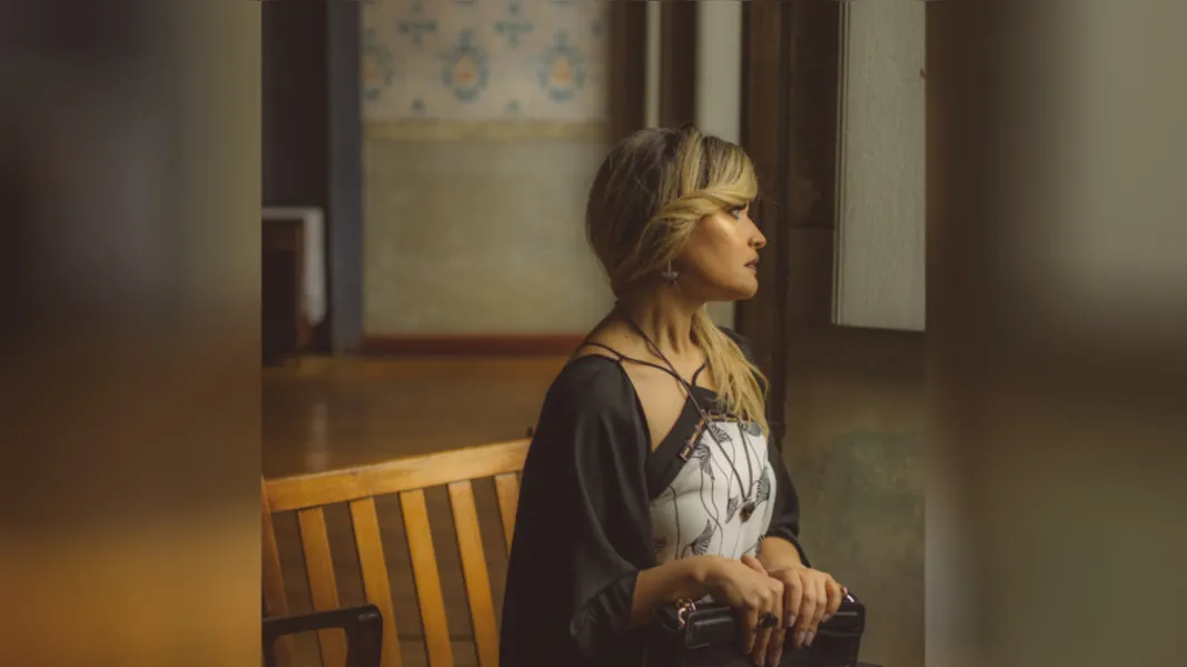 ELISÂNGELA JANUÁRIO - Nossa diva do mês é o tipo de mulher que traz na sua presença física um resumo de sua personalidade; linda, forte e vibrante, nossa convidada para o RC Entrevista do Mês é realizada na vida profissional e familiar