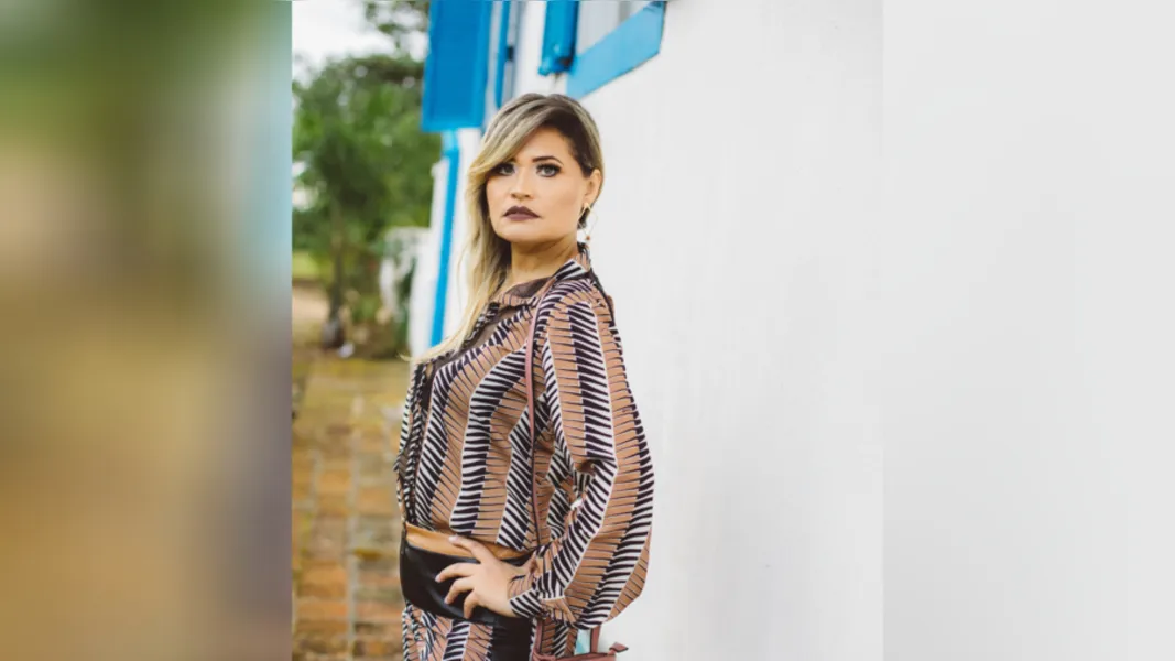 ELISÂNGELA JANUÁRIO - Nossa diva do mês é o tipo de mulher que traz na sua presença física um resumo de sua personalidade; linda, forte e vibrante, nossa convidada para o RC Entrevista do Mês é realizada na vida profissional e familiar