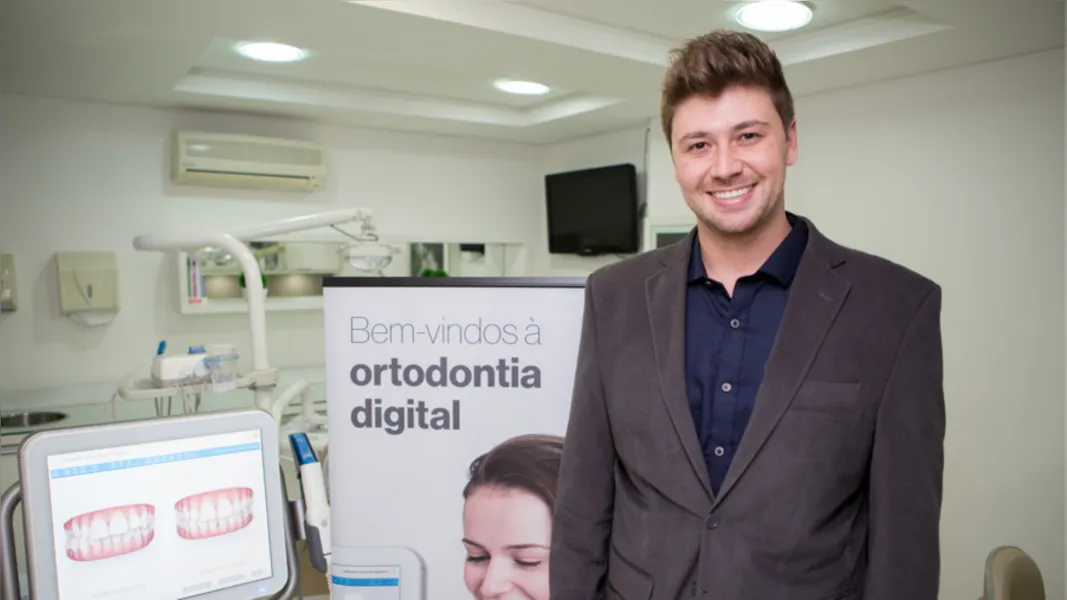 NOVO CICLO – O competente profissional da Odontologia Carlos Novakowski será muito cumprimentado pela passagem de seu aniversário, nesta quarta-feira (1). Carlos integra o time de destacados profissionais da clínica Lemax Reabilitação Oral. Da coluna RC os votos de realizações.