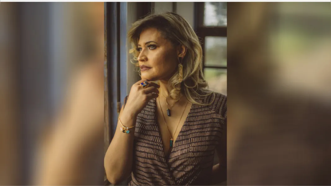 BELA - Beleza e simpatia são alguns adjetivos que podemos elencar para Elisangela Januário. No registro especial de Laertes Soares para a coluna RC, Elisangela usa os belos acessórios Mariza Kiers, referência de bom gosto e modernidade