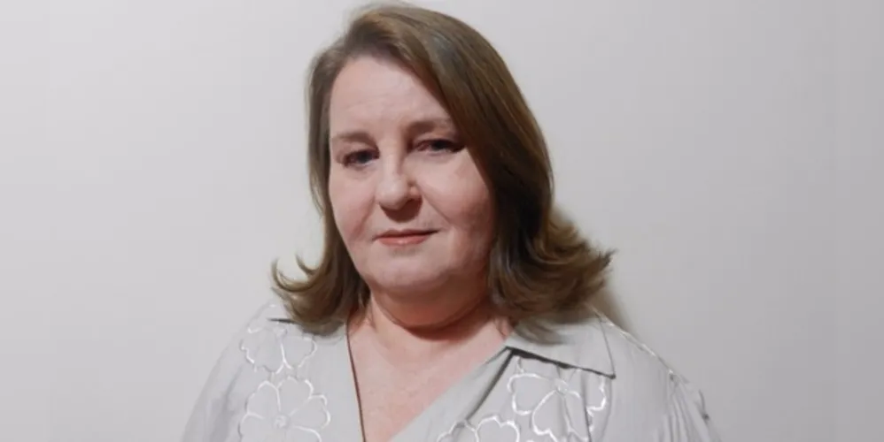 Rosicler Antoniácomi formou-se em Letras pela UEPG, e lecionou Português e Inglês, após ter se aposentado do Banco do Brasil