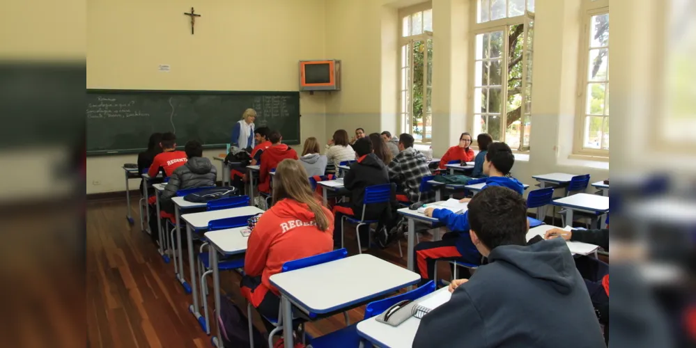 Com a crise financeira, algumas famílias retiraram os filhos das escolas particulares, sem matricular em outro estabelecimento de ensino