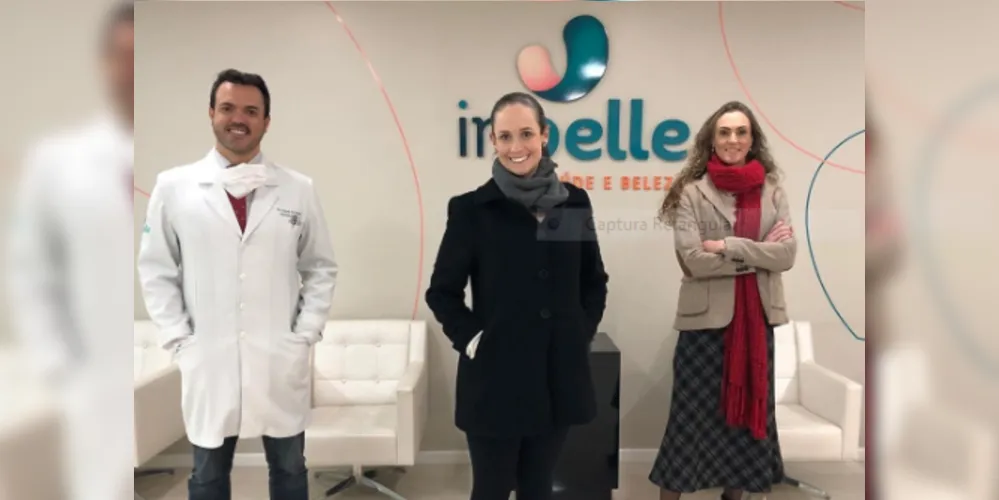 INPELLE – A Inpelle Saúde e Beleza sempre pensando nos seus fiéis pacientes, inova e procura oferecer os melhores profissionais. E pensando nisso, a Dra. Ana Carolina Deitos, conceituada profissional da Geriatria integra o quadro de renomados nomes da Inpelle. No registro, o médico Franck Bobato, Ana Carolina Deitos e a fisioterapeuta Valeska Bobato