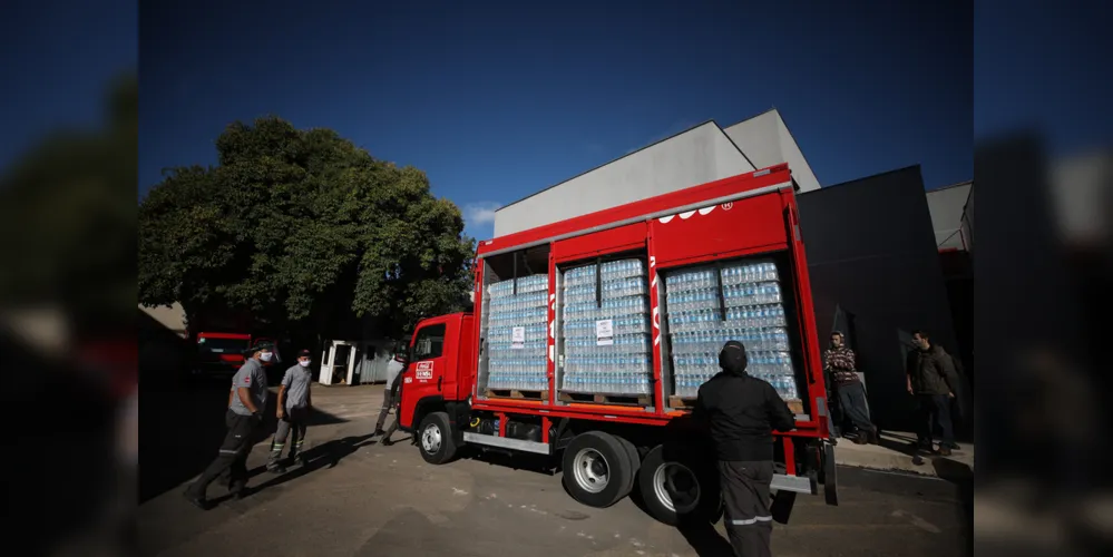 No total, a iniciativa da empresa irá doar mais 400 mil garrafas individuais de água mineral Crystal para hospitais de referência e de campanha no tratamento da COVID-19 