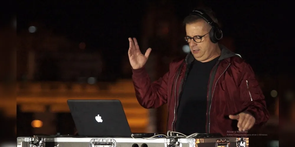 LIVE – No último domingo (31), o badalado DJ Mauricio Cury participou da Live Solidária do Sindicato dos Servidores Municipais (SindServ). Mauricio embalou milhares de expectadores com suas produções, contando com uma vista privilegiada da nossa cidade como cenário. A excepcional captação de imagens e produção ficou a cargo da HRC Digital Produções, no comando de Helio Crepaldi, que com certeza valorizou ainda mais este momento