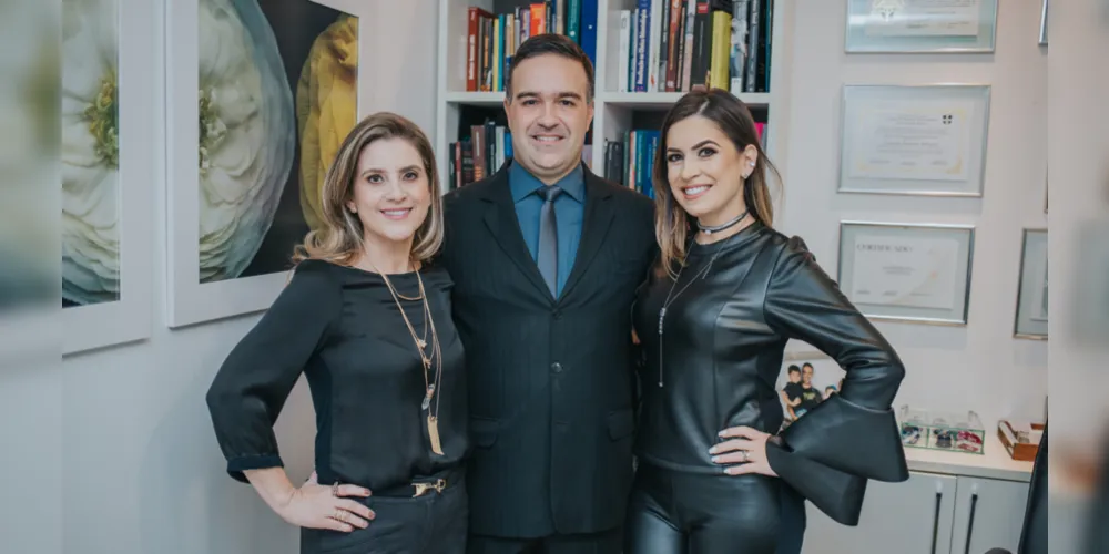 LEMAX 3 ANOS – Na última terça-feira (30), a Lemax Reabilitação Oral completou seu terceiro ano de atuação na nossa cidade.  Na Lemax profissionais extremamente qualificados atuam diretamente focados em seus pacientes atendendo a todas as especialidades odontológicas, de maneira personalizada e aliando ao trabalho um estudo odontológico baseada em evidências científicas. No comando desse empreendimento estão os competentes profissionais, Leonardo Pellissari, Marina Pellissari e Xenia Leite Santos. Vale ressaltar, que a equipe de profissionais da Lemax constantemente busca aperfeiçoamentos e cursos para sempre trazer as principais e mais modernas técnicas para seus pacientes. Da coluna RC os votos de sucesso constante a toda a equipe Lemax.