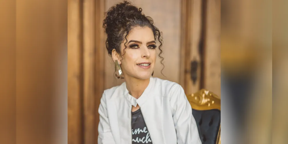 DESTAQUE - A escritora e gestora de qualidade, Renata Regis Florisbelo, receberá as felicitações pela passagem de seu aniversário na próxima segunda-feira (6). Renata que é um dos nomes mais atuantes na área literária nos Campos Gerais, merecendo sempre lugar de destaque em nossa coluna. Da coluna RC os votos de felicidades infinitas