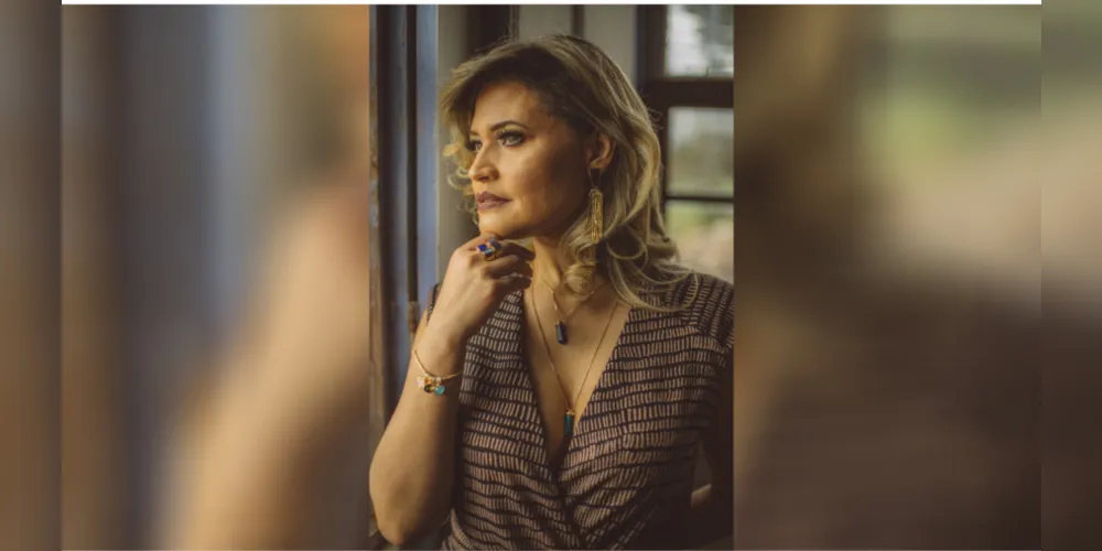 BELA - Beleza e simpatia são alguns adjetivos que podemos elencar para Elisangela Januário. No registro especial de Laertes Soares para a coluna RC, Elisangela usa os belos acessórios Mariza Kiers, referência de bom gosto e modernidade