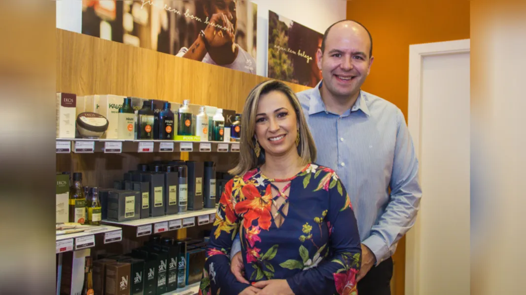 FELICITAÇÕES - A empresária Niceli Fernandes será muito cumprimentada pela passagem de seu aniversário nesta sexta-feira (17). Niceli que responde pelo Espaço Natura em nossa cidade, que a cada dia ganha mais fiéis clientes. No registro especial, Niceli com seu marido Flavyanno Laidane Fernandes. Da coluna RC os votos de alegrias e sucesso