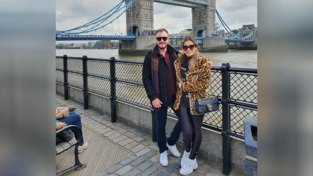 BRINDE A VIDA – O advogado Airton J. D. Coradassi Filho também receberá as felicitações pelo seu aniversário, neste sábado (18). No registro especial, Airton com sua esposa, Lais Coradassi. Da coluna RC os votos de plenas realizações