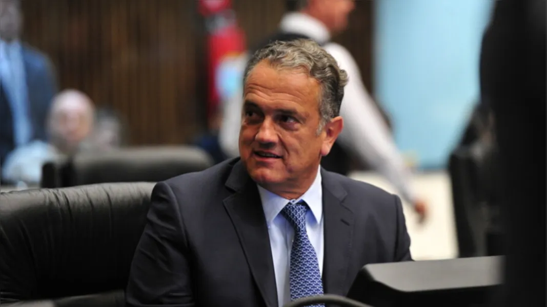 TROCA DE IDADE - O Deputado Estadual Plauto Miro Guimarães foi muito cumprimentado pela passagem de seu aniversário na última segunda-feira (20). Plauto que faz um belo trabalho no Legislativo Estadual, sempre pensando em melhorias e recursos para a região dos Campos Gerais, deixando assim seu nome marcado na história da nossa cidade. Da coluna RC os votos de sucesso e alegrias