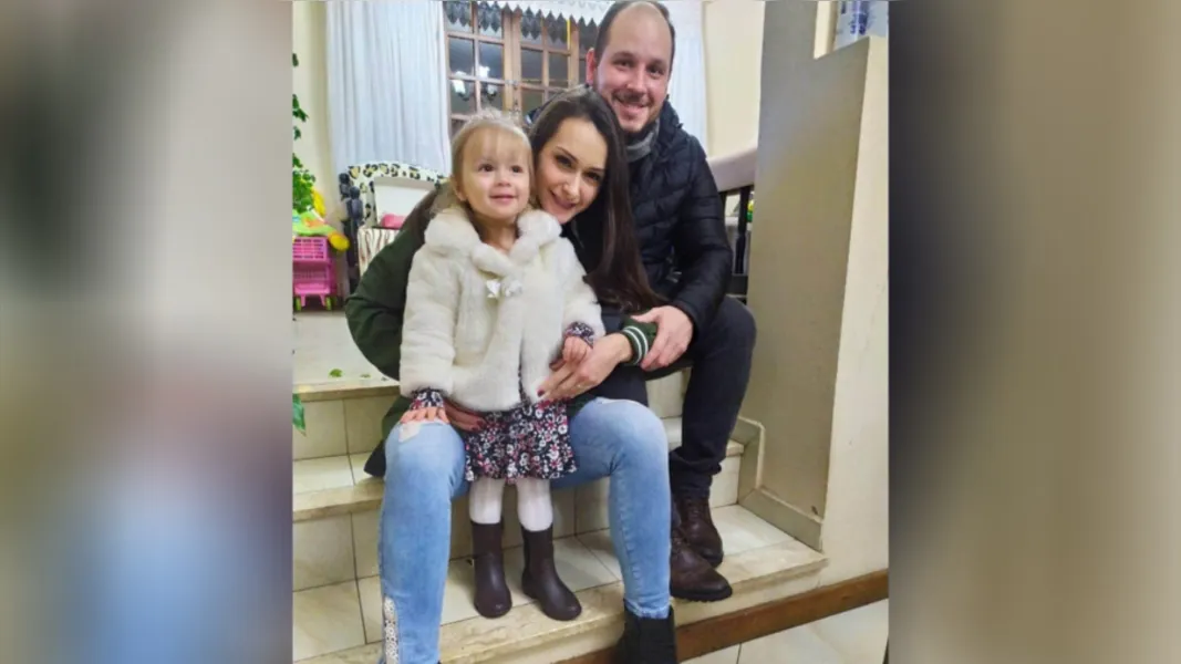 BDAY - João Torres Pereira Neto será muito cumprimentado pela passagem de seu aniversário nesta terça-feira (21). No registro, João e sua esposa Cliciane Czareck Torres Pereira e sua filha Antonella Torres Pereira. Da coluna RC os votos de sucesso e alegrias.