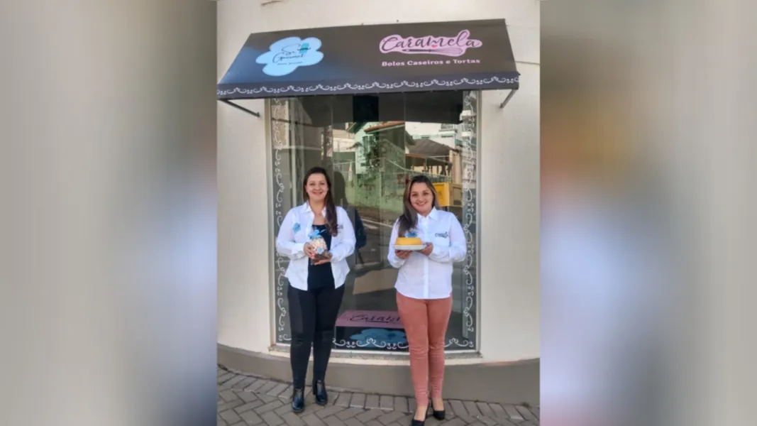 CARAMELA – Na última quarta-feira (22), inaugurou a Caramela Bolos Caseiros, a loja tem em seu cardápio sabores como leite ninho, fubá com goiabada, dois amores e chocolate. A proposta é atender o público que procura bolos com aquele gostinho de feito em casa. No registro, as empresárias Paula Nogueira e Priscila Nogueira Clausen. A Caramela está localizada na Rua General Carneiro 276, oferece além dos bolos, tortas e pipoca gourmet. Fica a dica!