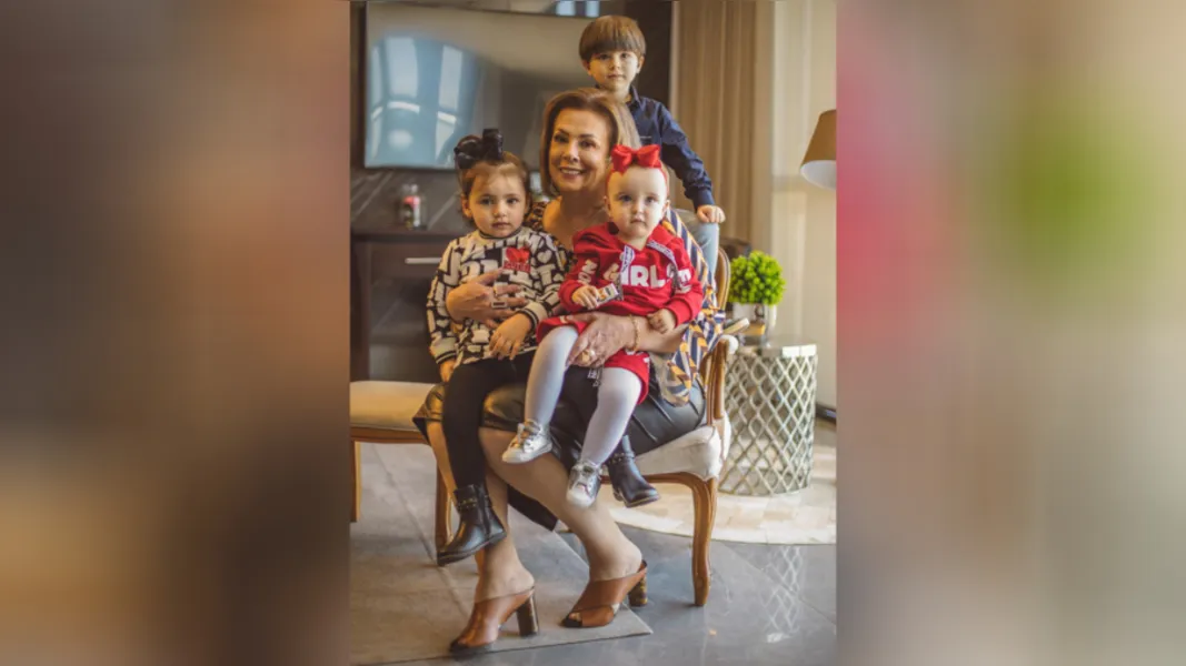 Vera Pasturczak Parucker e seus netos Maria Eduarda Cury da Silva, Vicente Marchesini Taques Parucker e Isabela Marchesini Taques Parucker