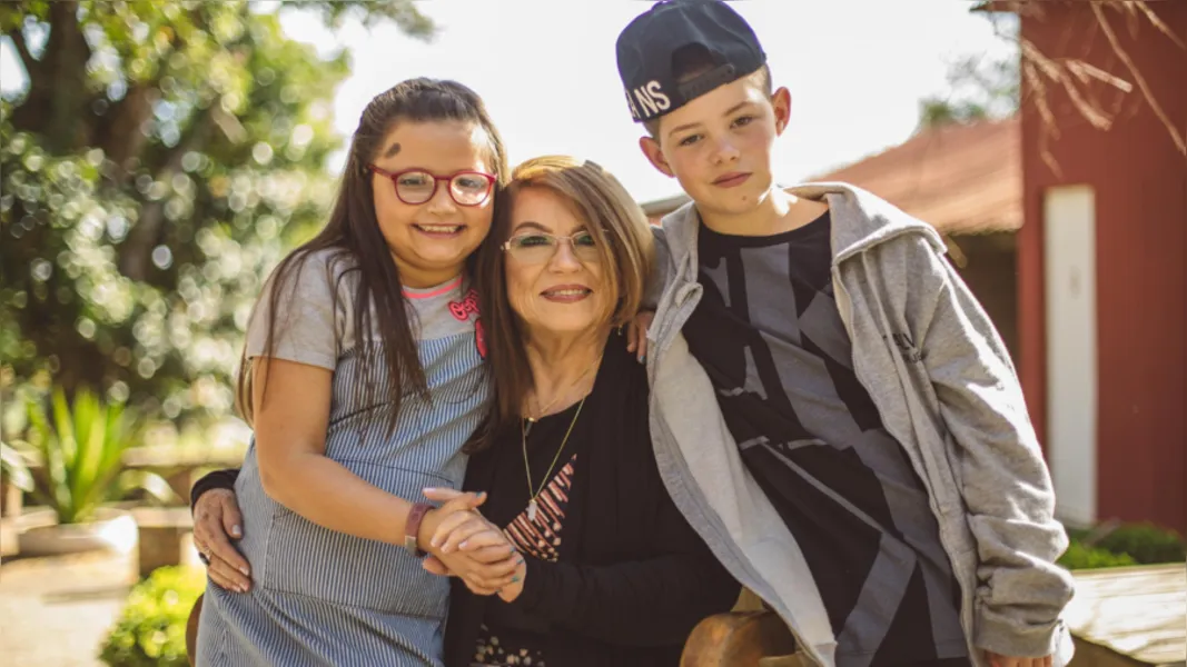Maria Dolores Delkat e seus netos João Vitor Ferreira Delkat e Ana Clara Duarte de Oliveira