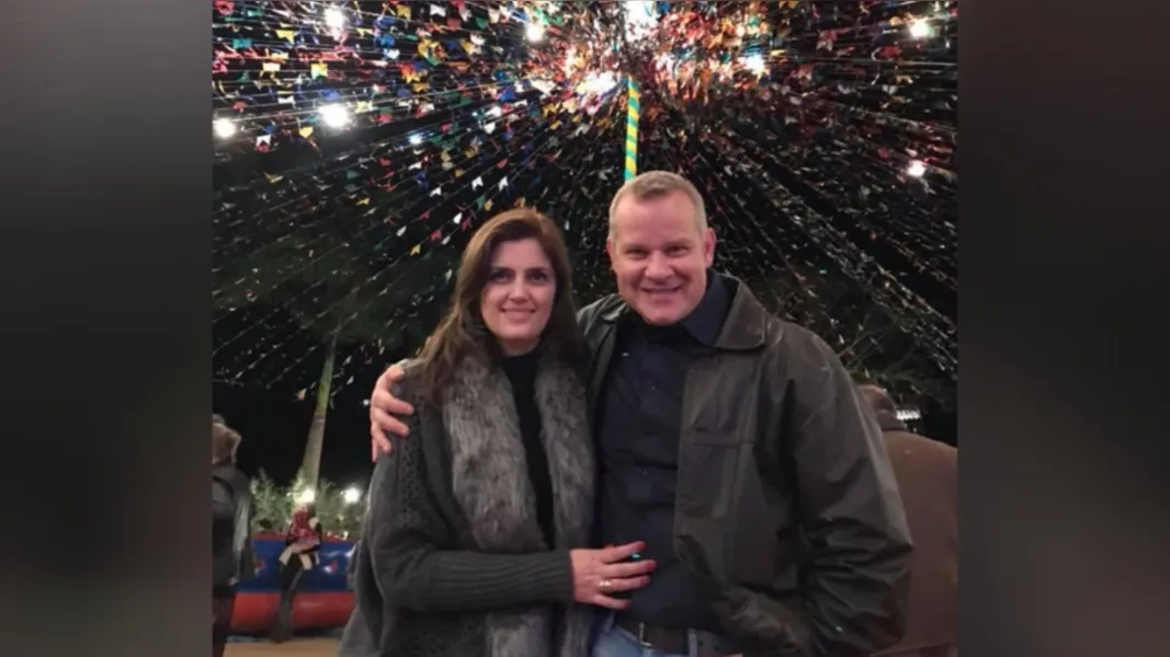 A farmacêutica Cristiane Glapinski de Moraes foi muito cumprimentada pela passagem de seu aniversário na última terça-feira (28). No registro especial, Cristiane e seu marido Alessandro Lozza de Moraes. Da coluna RC os votos de prosperidade e alegrias