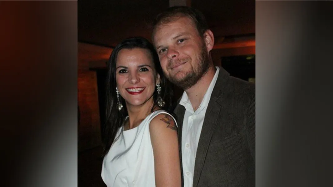 BODAS – O casal Fabio Gurski e Ana Rita Rocha celebra nesta quinta-feira (30) seus nove anos de casados, bodas de cerâmica. Na vida amorosa e nos negócios o casal brinda o sucesso. Da coluna RC os votos de uma união regada com muita cumplicidade e a amor