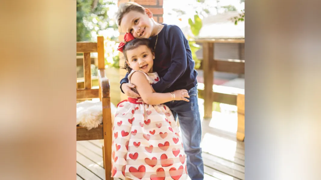 REGISTRO - No registro cheio de ternura e amor, os primos Maria Eduarda Cury Silva e Felipe Cury em recente sessão fotográfica para a coluna RC. Vale ressaltar, que a duplinha veste Pequeninos