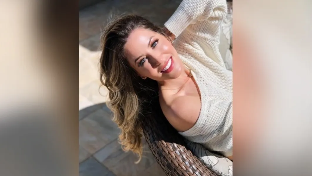 NIVER - A competente profissional da odontologia Bianca Oliveira, reserva a terça-feira (4), para receber os cumprimentos pela passagem de seu aniversário. Bianca que com muita dedicação e comprometimento tem se destacado em sua área de atuação, participando constantemente de atualizações e cursos, para sempre oferecer o melhor aos seus pacientes. Da coluna RC os votos de alegrias e sucesso