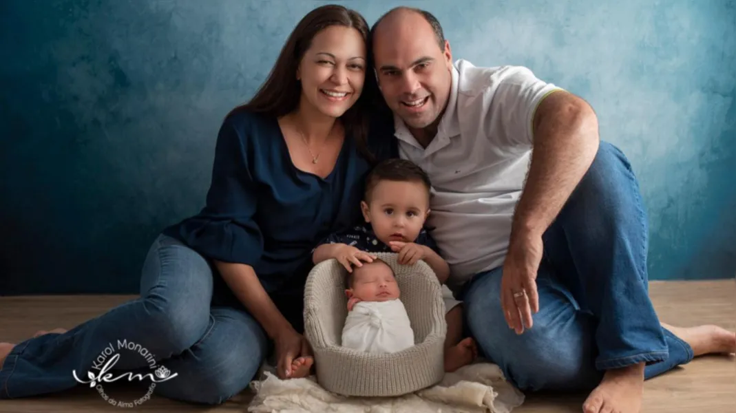 BDAY- A conceituada advogada Fernanda Rodrigues Vargas será muito cumprimentada pela passagem de seu aniversário nesta terça-feira (04). Fernanda atua na área trabalhista empresarial, fazendo parte da equipe do renomado escritório Justus Advogados Associados. No registro, Fernanda e seu marido Felippe Vargas e seus filhos Lucca e Theo. Da coluna RC os votos de felicidades infinitas