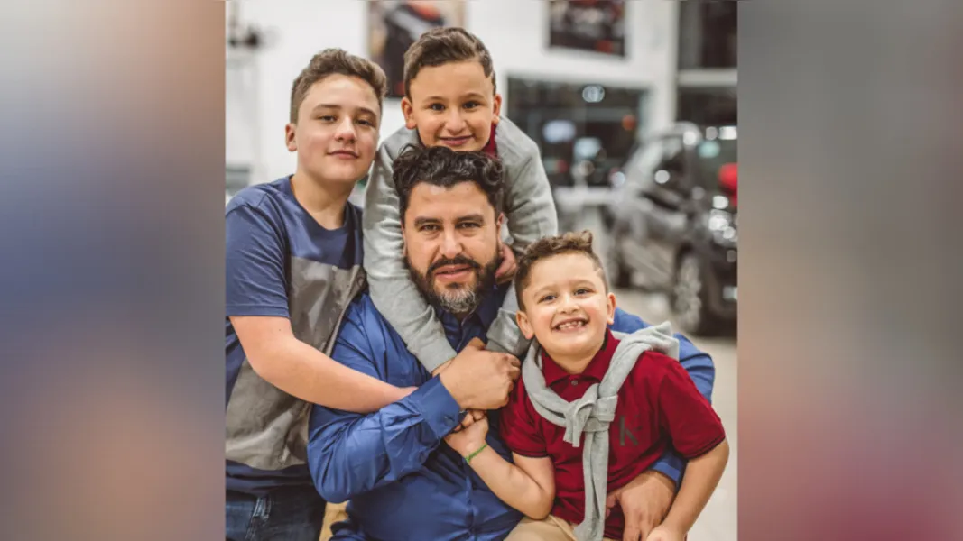 Fabiano Peixoto e seus filhos João, Matheus e Pedro Peixoto