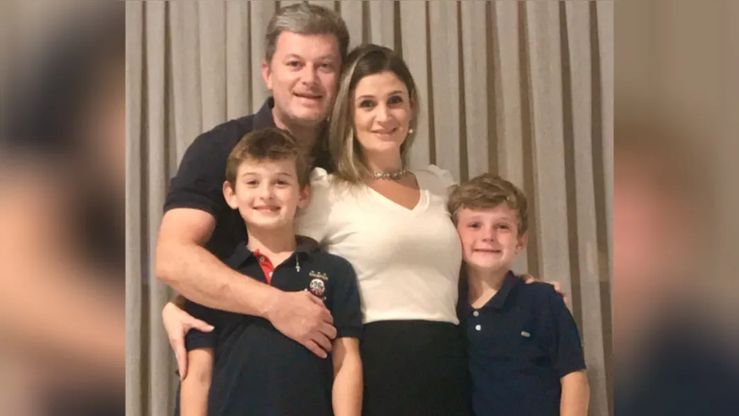 NOVO CICLO - O advogado Guilherme Hamilton Buhrer foi muito cumprimentado pela passagem de seu aniversário na última segunda-feira (10). No registro especial, Guilherme com sua esposa Analira e seus filhos Vitor e Pedro. Da coluna RC os votos de alegrias e sucesso