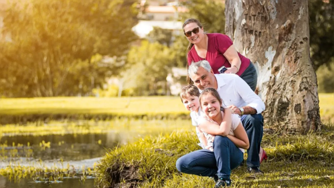 NOVO CICLO - Edilson Roth foi muito cumprimentado pela troca de idade no último domingo (9). No registro, Edílson com sua esposa Sônia Roth e seus netos Maria Luiza Roth e Pedro Roth Domann. Da coluna RC os votos de felicidades e realizações