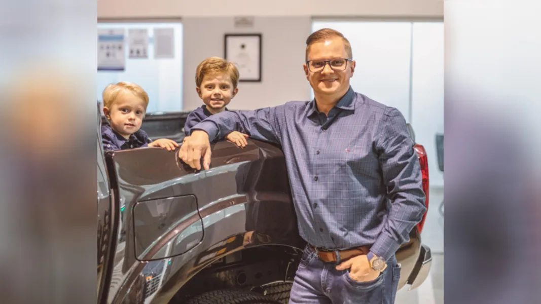 Gianmarco Penteado seus filhos Gael e Gustavo Penteado posam para foto nas instalações da Nissan Barigui Ponta Grossa