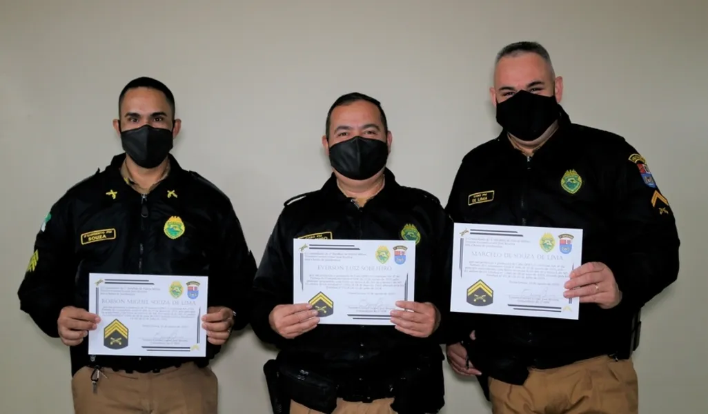 Policiais militares promovidos recebem homenagem