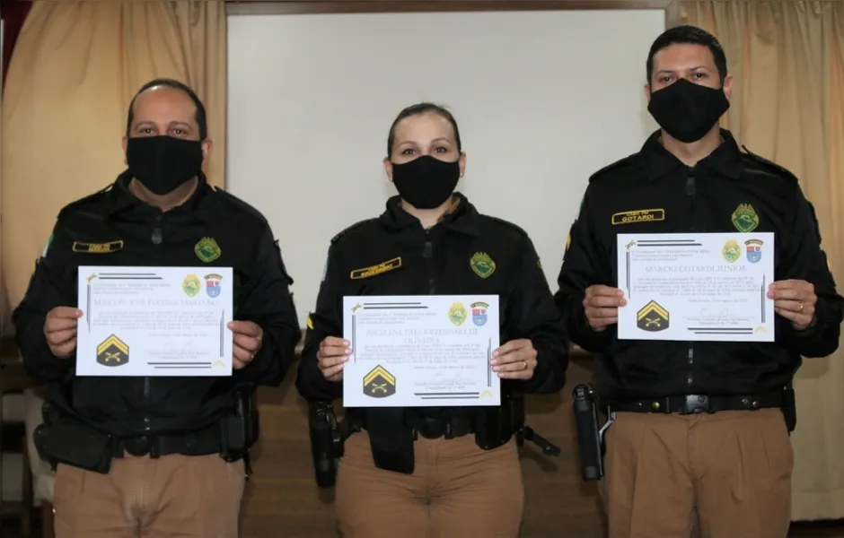 Policiais militares promovidos recebem homenagem