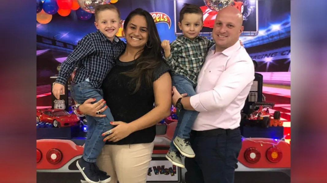 TROCA DE IDADE - Shellyn Hilgemberg Carmo será muito cumprimentada pela passagem do seu aniversário nesta terça-feira (25). No registro especial, Shellyn e seu marido Carlos Augusto, junto com seus filhos Frederico e Theodoro. Da coluna RC os votos de felicidades e sucesso!